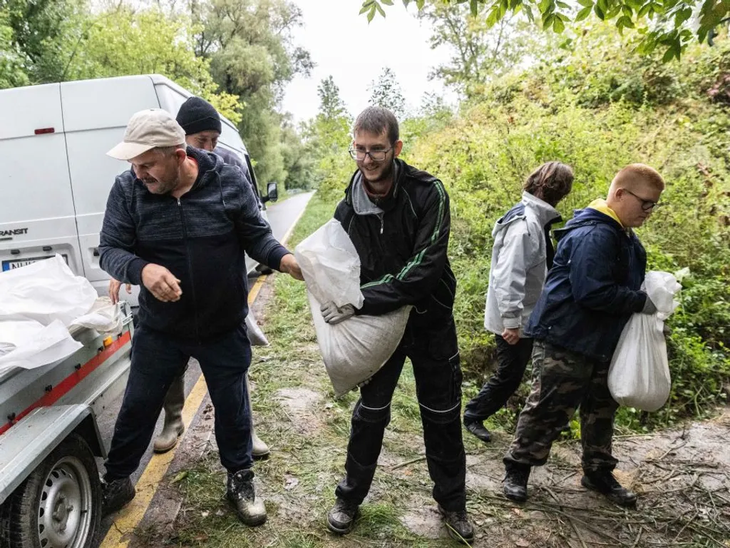 vihar, viharos időjárás, eső, felhőszakadás, árvíz, árvízhelyzet, árvízhelyzet2024, védekezés, homokzsák, Dunaalmás, 2024.09.14.