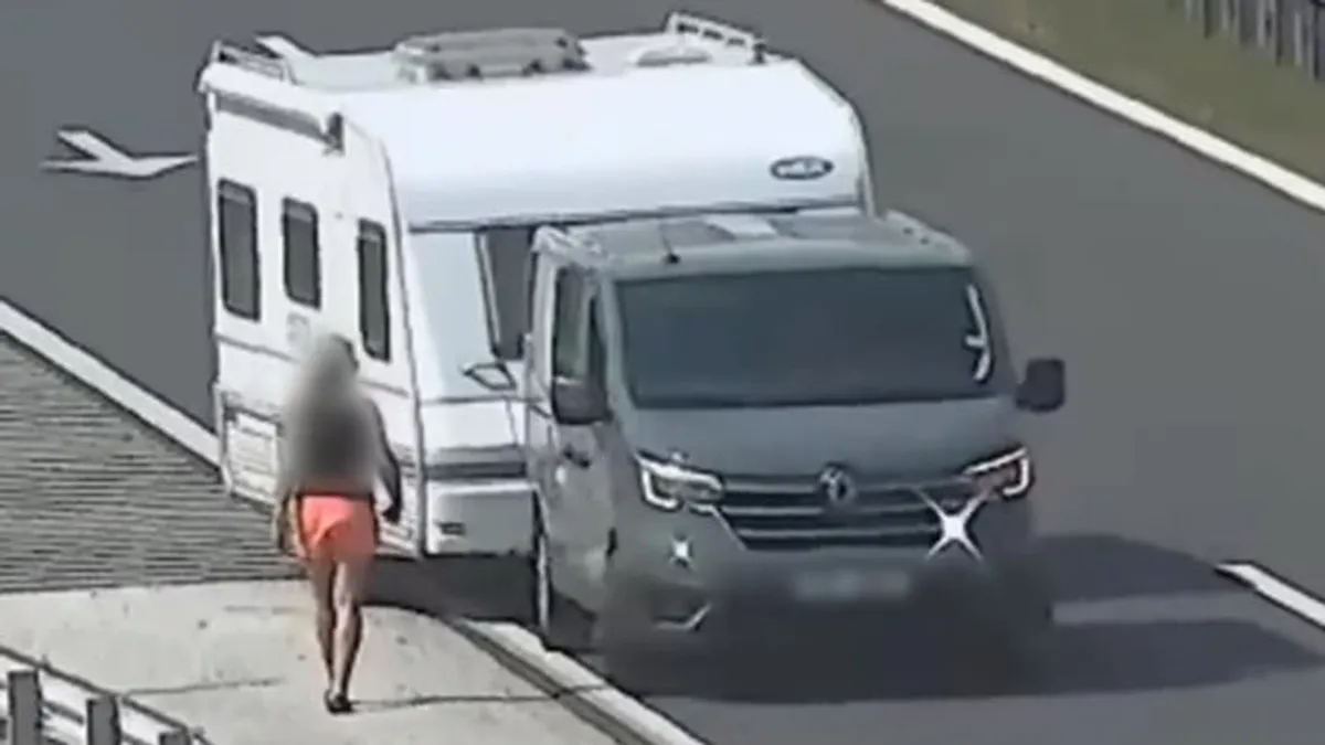 Elvétette a kihajtót, lakókocsival kezdett tolatni az egyik hazai autópálya külső sávjában - videó