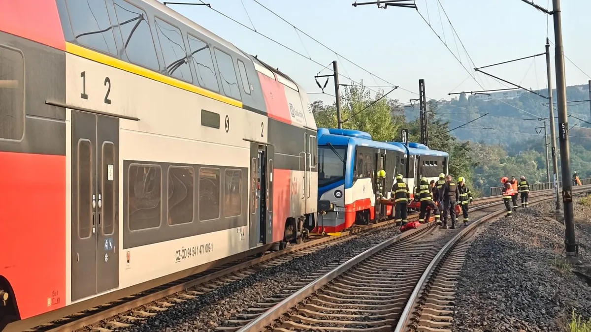 Összeütközött két vonat Prágában, sokan megsérültek - videó