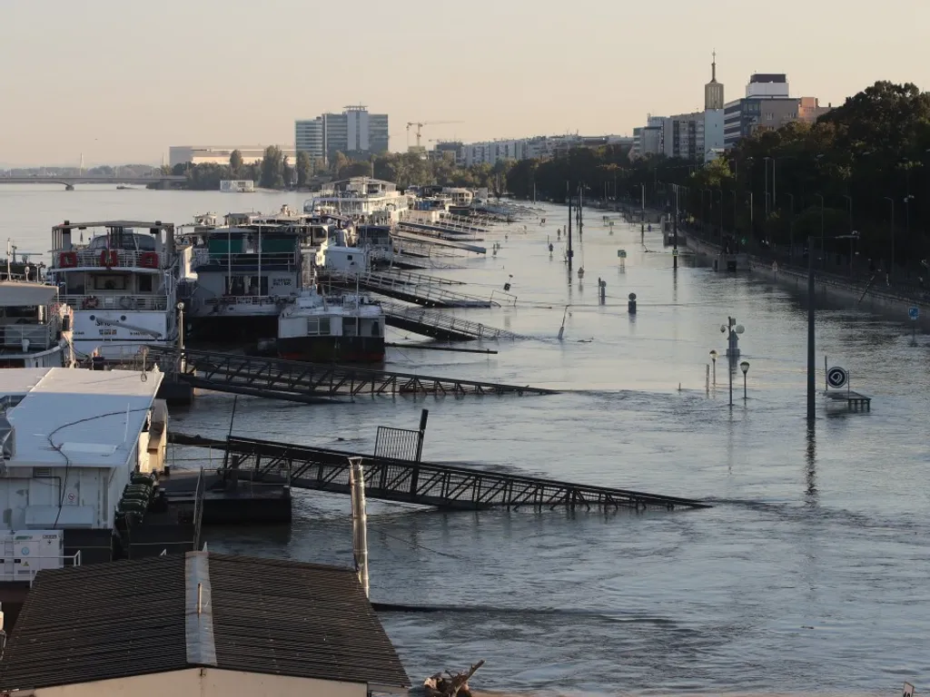 Magyarország, árvíz, Magyarországárvíz2024, magyarországi árvíz, árvízvédelem, magyarországiárvíz, magyarországiárvíz2024, vihar, viharos időjárás, eső, felhőszakadás, árvíz, árvízhelyzet, árvízhelyzet2024, védekezés, homokzsák, Budapest, tetőzés, tetőzik a Duna, 2024.09.21.