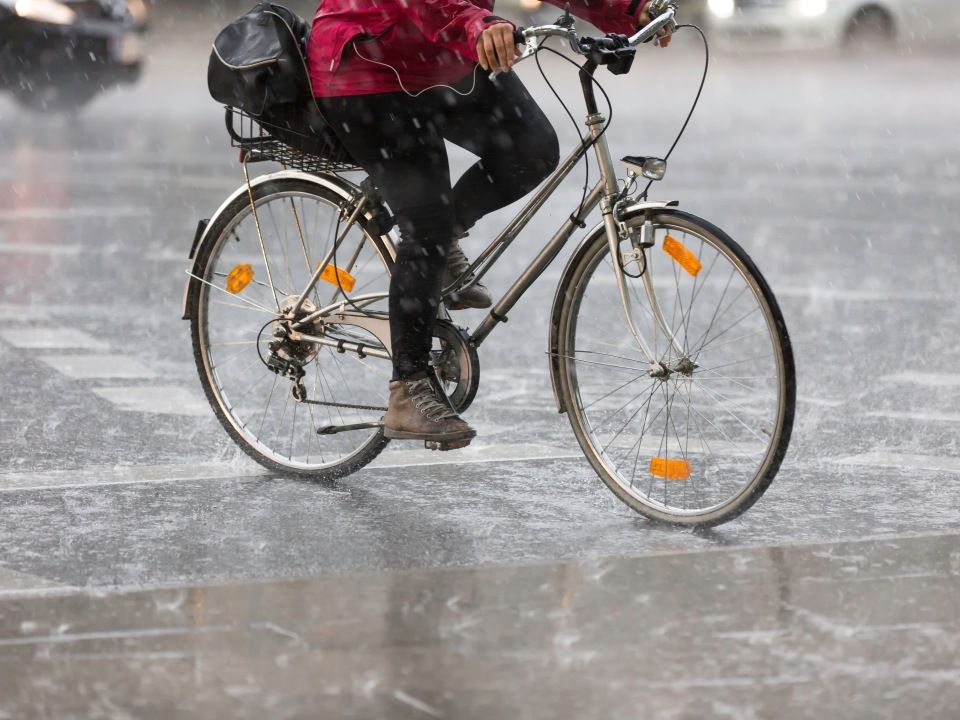 Sport szeles, esős időben, sportesőben, sport rossz időben, sportrosszidőben, illusztráció szabadtéri sport