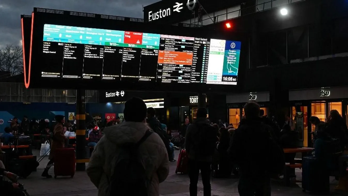 Utasok a londoni Euston vasútállomásnál