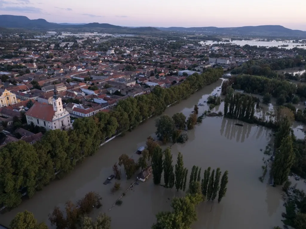 Magyarország, árvíz, Magyarországárvíz2024, magyarországi árvíz, árvízvédelem, magyarországiárvíz, magyarországiárvíz2024, vihar, viharos időjárás, eső, felhőszakadás, árvíz, árvízhelyzet, árvízhelyzet2024, védekezés, homokzsák, Esztergom, 2024.09.19.