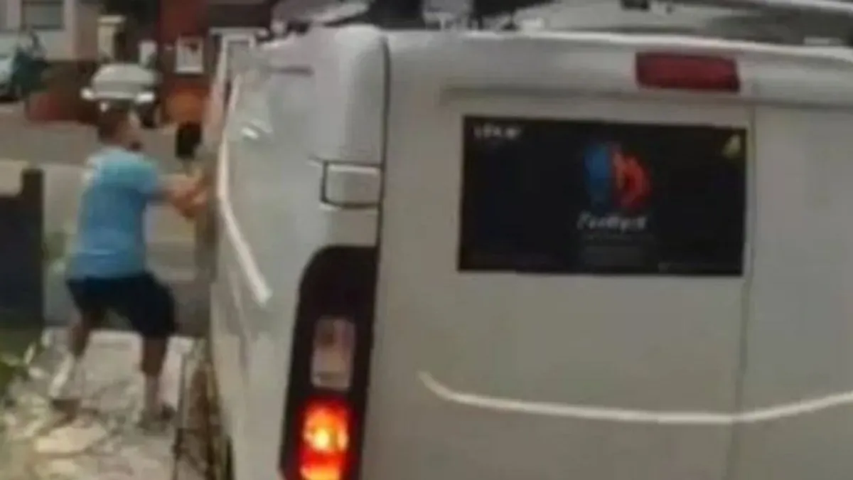 Autójába kapaszkodva próbálta megállítani a tolvajt egy brit férfi - videó