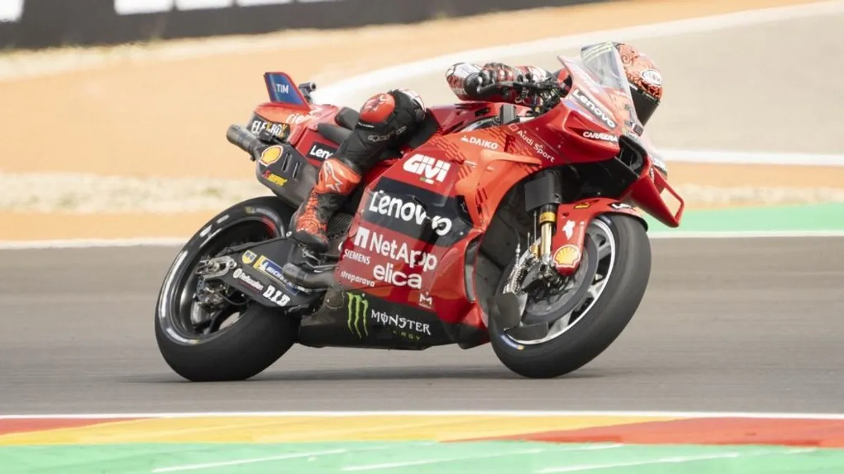 Végigcsúszott a rivális motorja a MotoGP-világbajnok testén