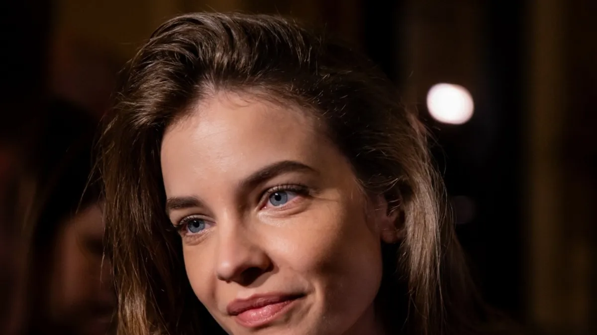 Palvin Barbi nem takargatja magát, szinte a köldöke is kilátszik a mélyen dekoltált felsőből - képek