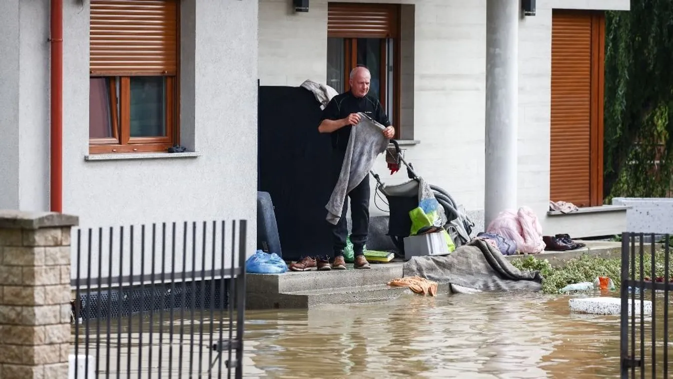 Az árvíz által elárasztott ház Lengyelországban