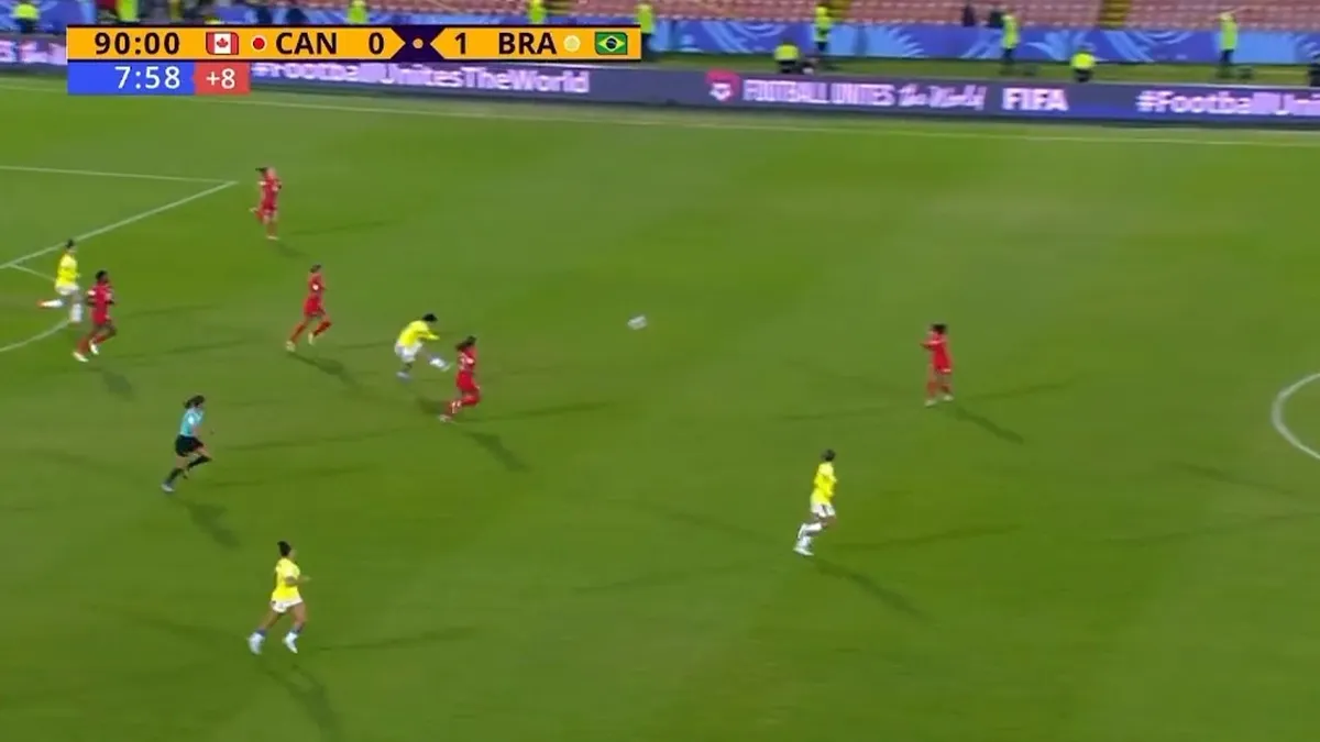 Elképesztő! Saját tizenhatosa elől rúgott gólt a brazil focista - videó