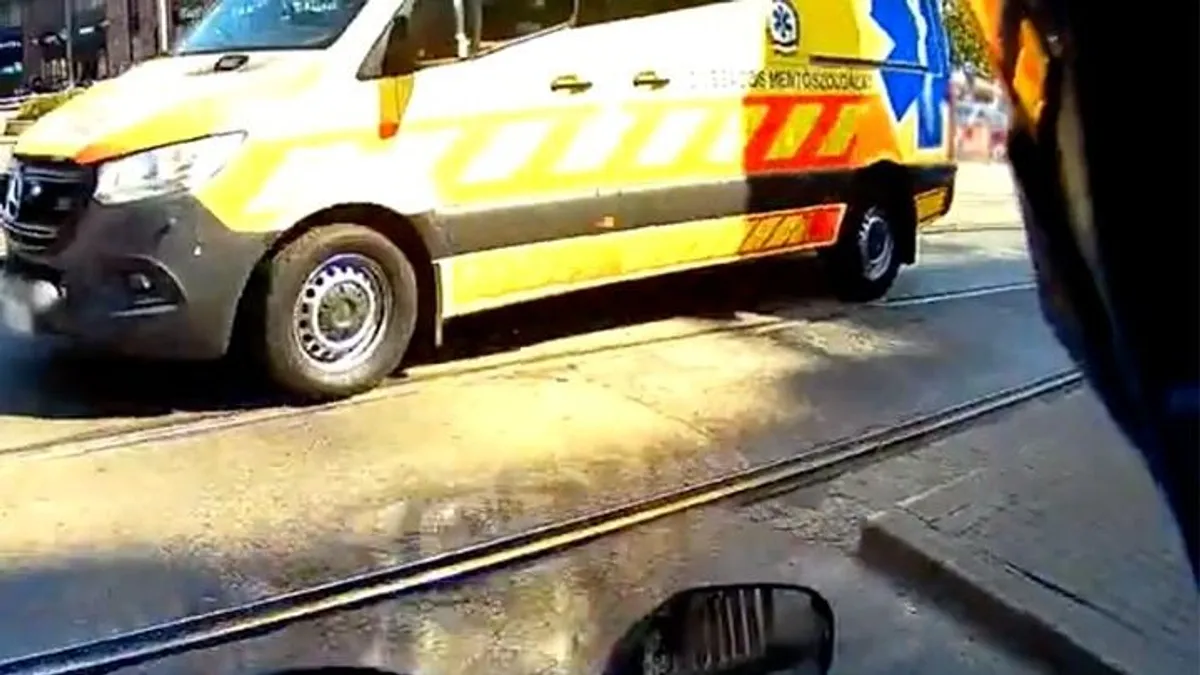 Zöldre elindult a motoros, majd jobbról jött egy rohamkocsi az Astoriánál - videó