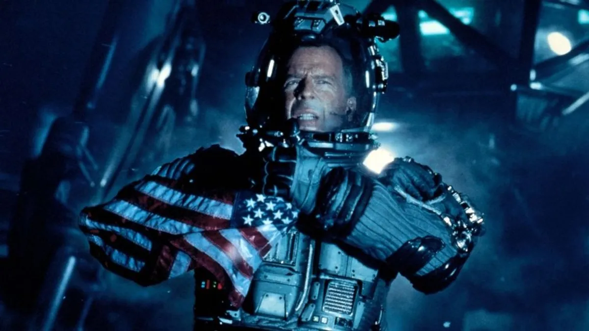 Bruce Willis lelépett, per helyett milliomos lett!