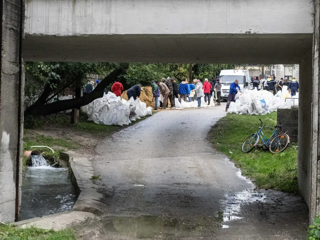 vihar, viharos időjárás, eső, felhőszakadás, árvíz, árvízhelyzet, árvízhelyzet2024, védekezés, homokzsák, Dunaalmás, 2024.09.14.