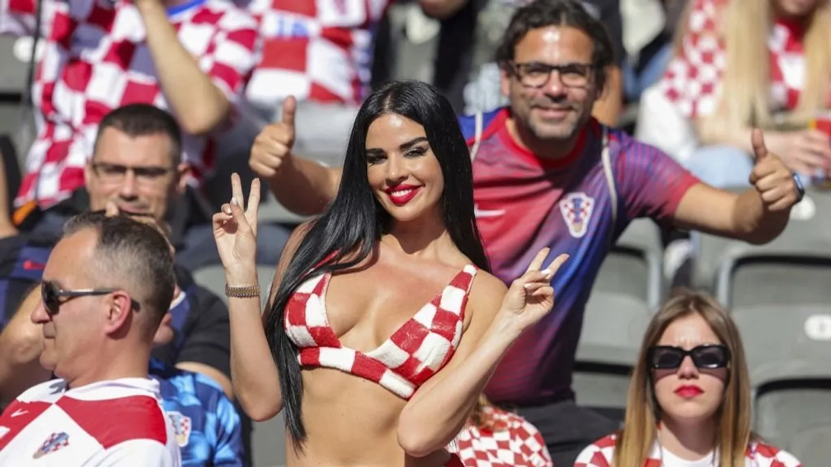 Elképesztő ajánlatot kapott a világ legszexibb szurkolónője