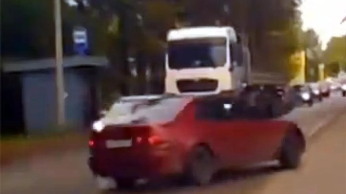 Driftelés előtt megvárta, amíg a gyalogos átér a zebrán, aztán jött a hihetetlen műsor - videó
