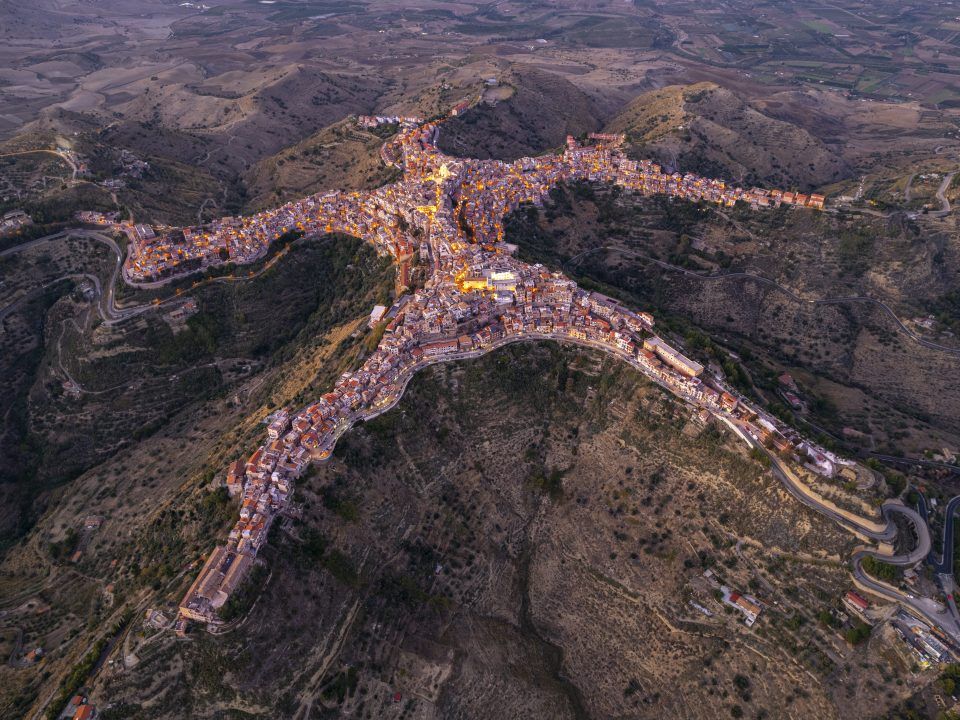 Ez a város pont úgyanúgy terül el, akár egy ember, Centuripe, CenturipeOlaszország