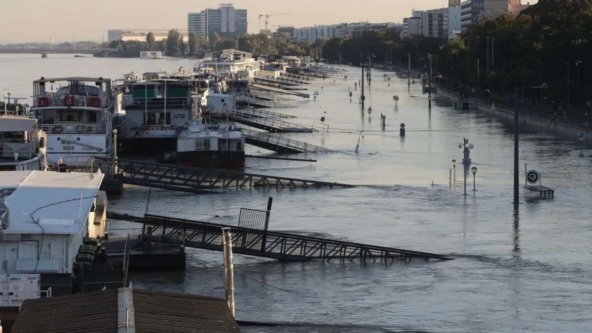 Itt vannak a legfrissebb adatok, így áll a Duna tetőzése Budapesten