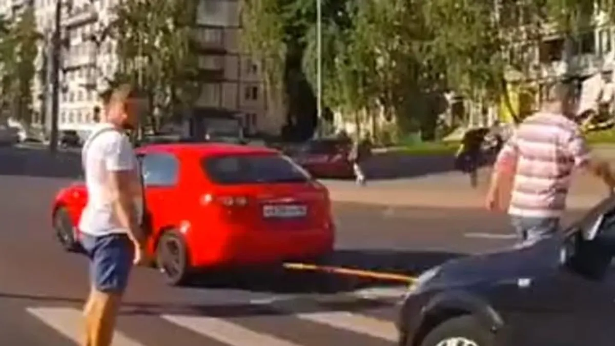 Az önérzetes gyalogos meg akarta mutatni, ő az úr a zebrán, ritkán látható pofára esés lett belőle - videó