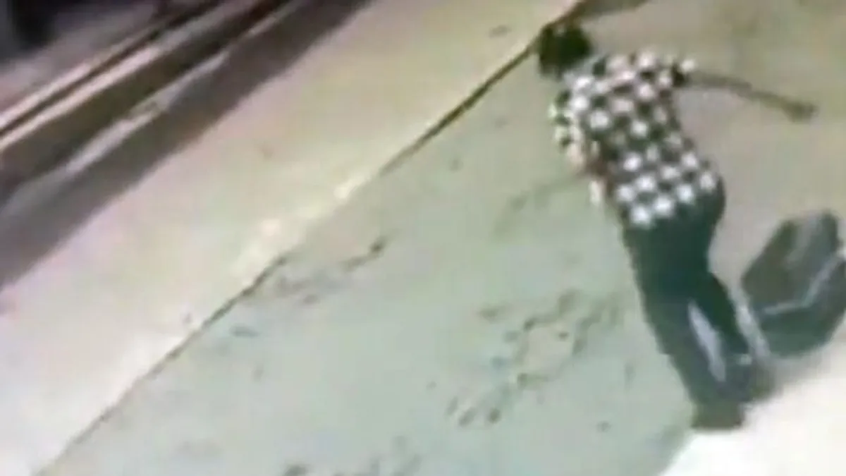 Javították az utat, erre jött egy nő és ügyesen ellenőrizte, mennyire friss a beton - videó