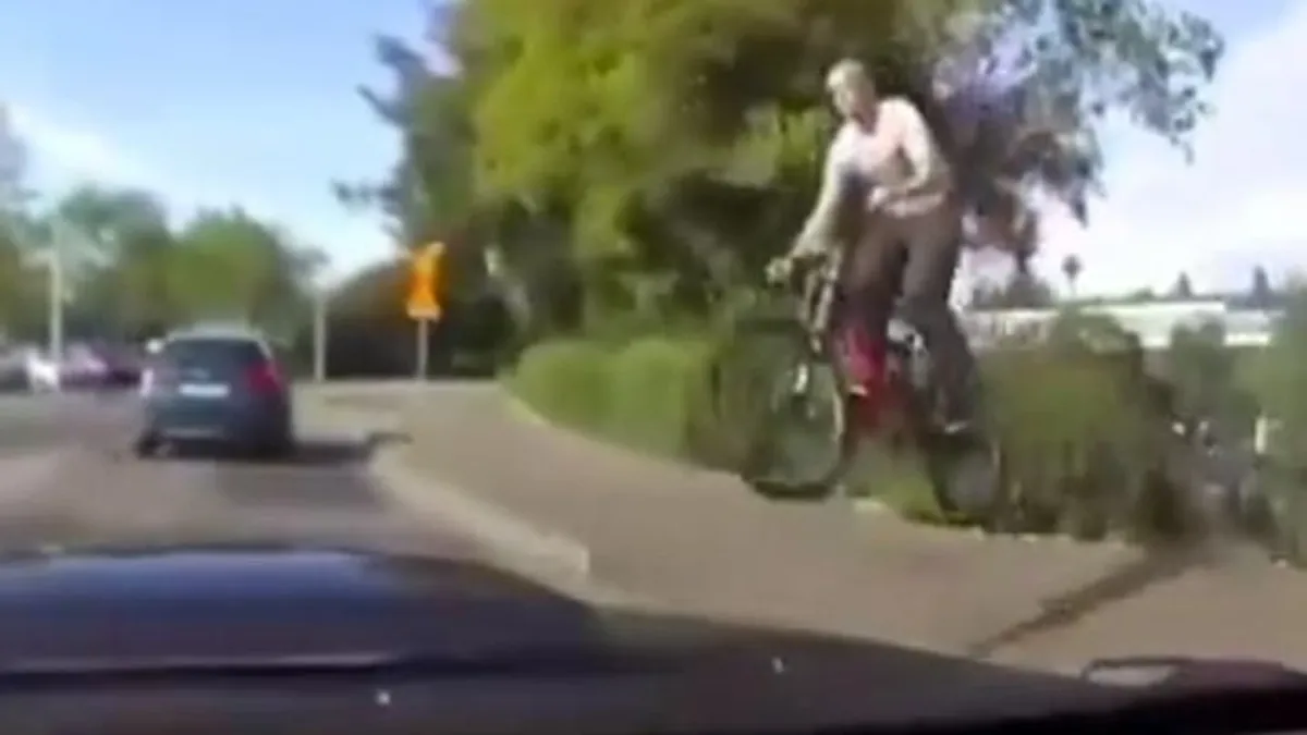 Békésen átautózott a körforgalmon, aztán a semmiből jött egy repülő biciklis - videó