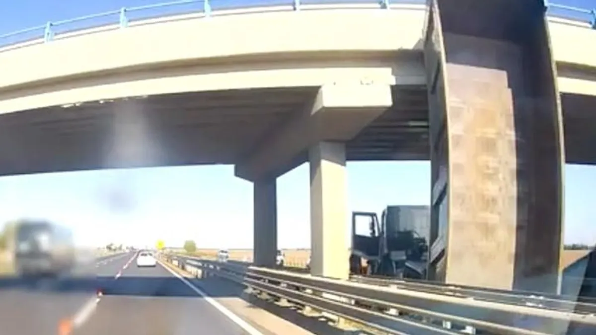Elfelejtette a teherautós, hogy nyitva maradt a platója, telibe csapta vele az M1-es egyik hídját - videó