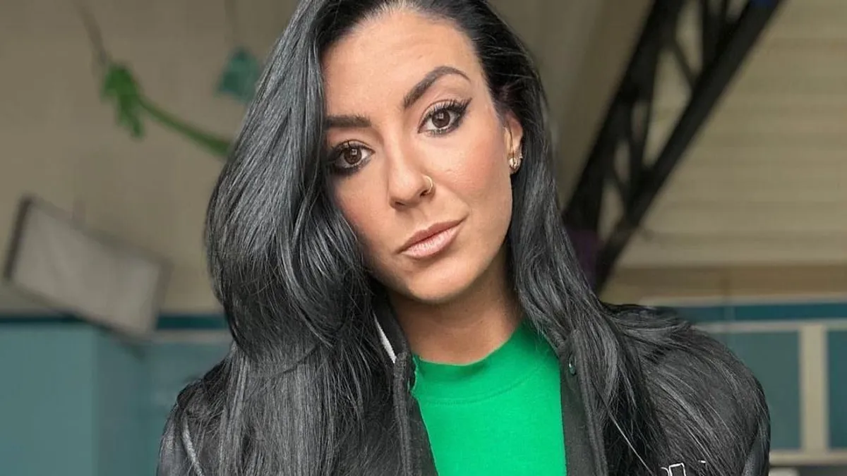 Szinte semmit sem takar a miniszoknya Stana Alexandra formás fenekéből - képek