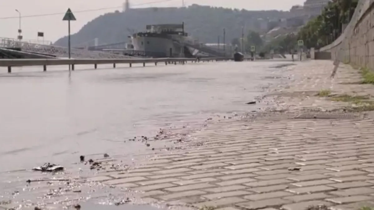 Így öntötte el a Duna a rakpartot - videó
