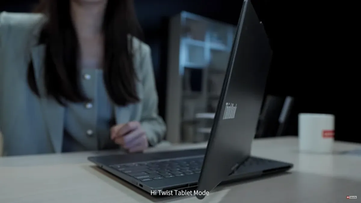 A használója felé fordítja a kijelzőjét a Lenovo laptopja