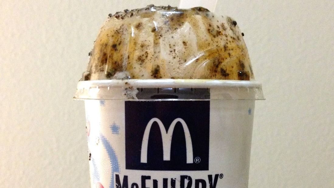 A képen a McFlurry karamellás-oreos változata