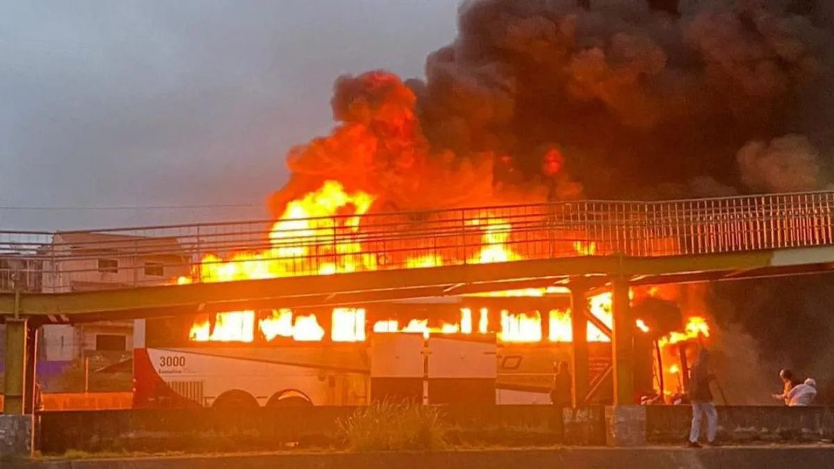 Videó: felgyújtották a focicsapat buszát, egy ember meghalt