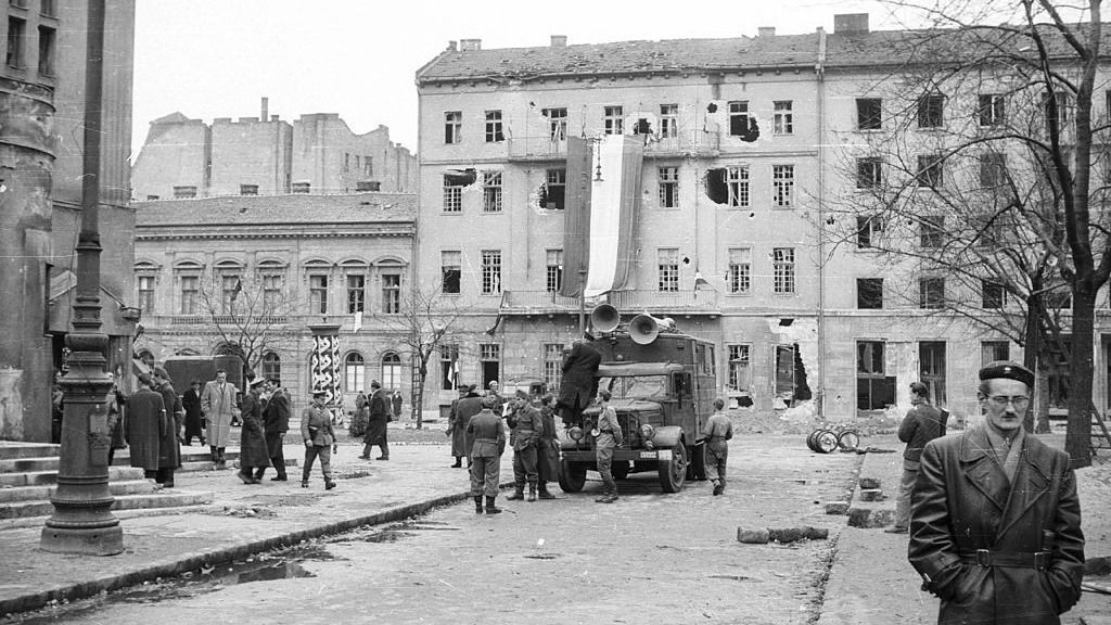 A Köztársaság tér a szétlőtt pártházzal az ostrom után