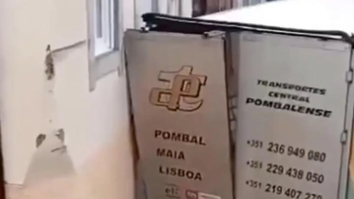 Behajtott a szűk utcába a kamionos, ahol semmi keresnivalója nem volt, mindent le is bontott - videó