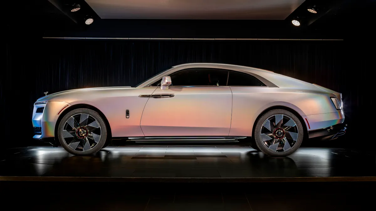 7 réteg lakktól lesz különleges a Rolls-Royce Lunaflair fényezés