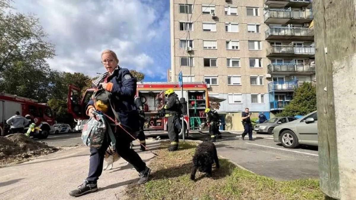 Menekülnek az emberek a kigyulladt budapesti társasházból - fotó
