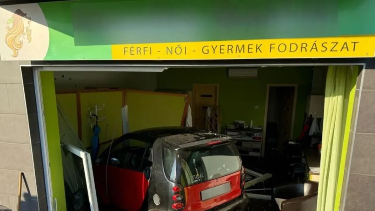 Fodrászatba csapódott egy kocsi Berettyóújfaluban - videó