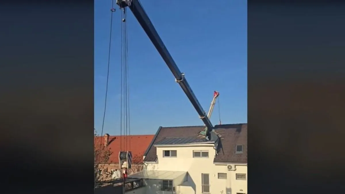 Katasztrófa Sopronban: rádőlt egy daru egy lakóházra  - videó
