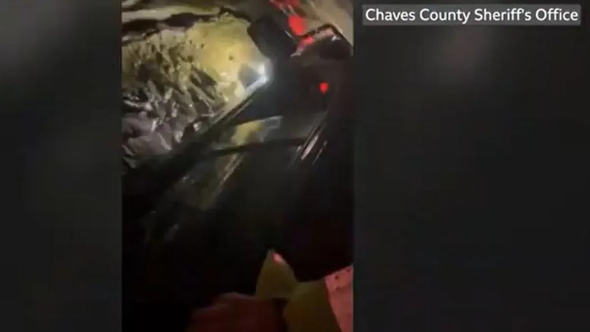 Autója tetejére menekült egy seriff az árvíz elől  - videó
