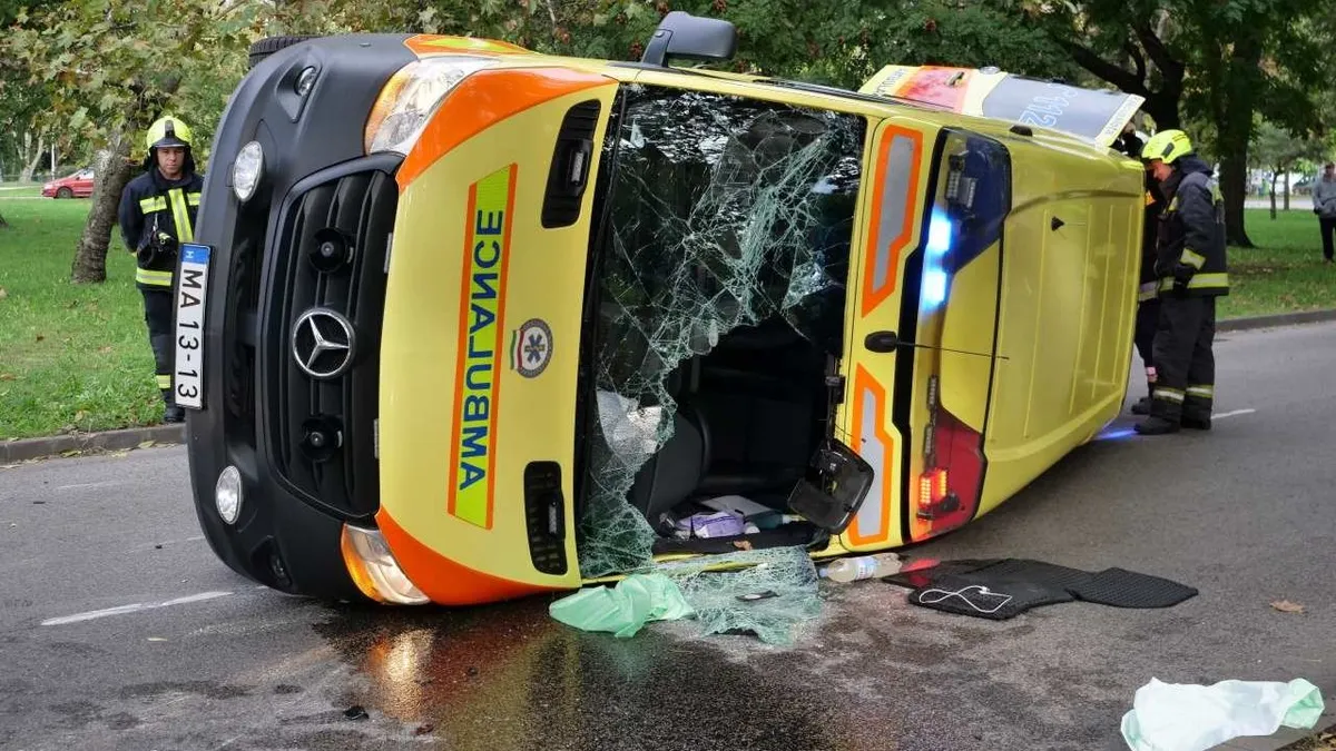 Mentőautónak ütközött egy kocsi Budapesten