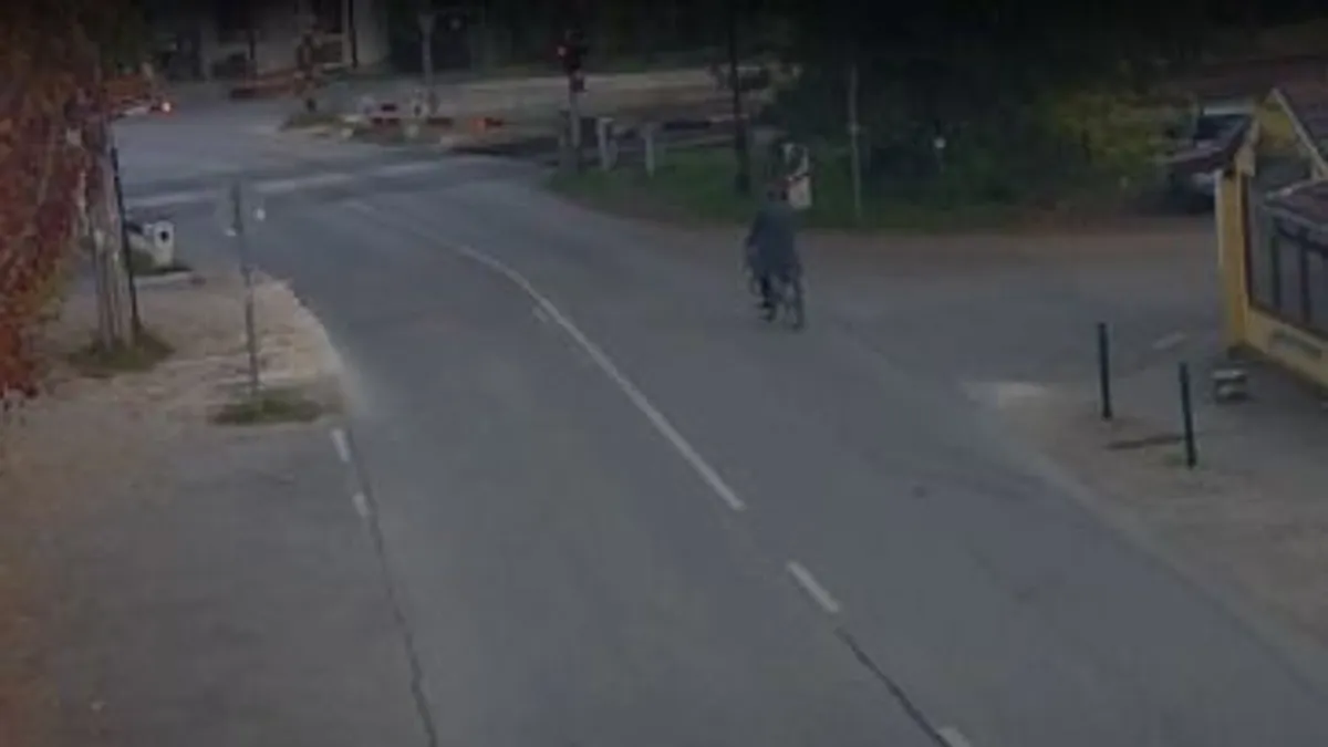 Egy hajszálon múlt egy részeg férfi élete, majdnem elütötte a vonat - videó