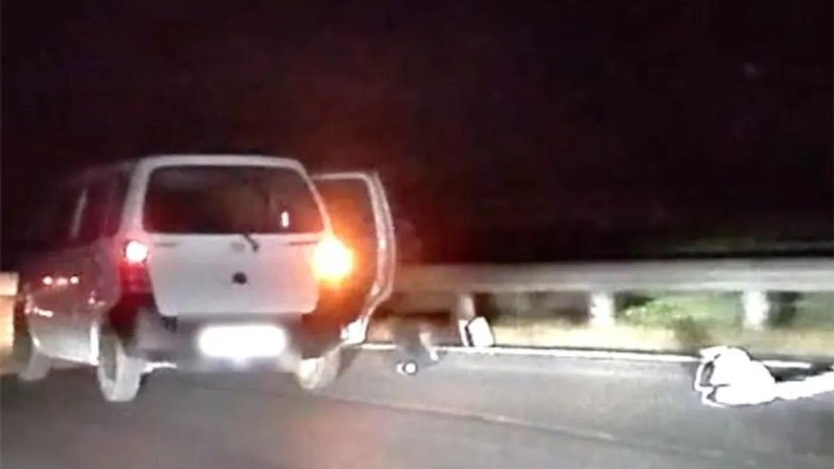 Nyitott ajtóval hajtott be a Gödöllő és Mogyoród közötti körforgalomba, minden kirepült a kocsiból - videó