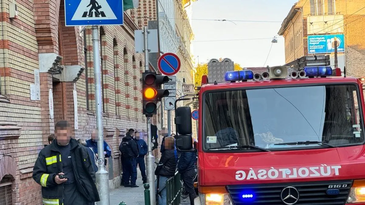 Óriási robajjal veszélyes tűzfal omlott egy autóra Józsefvárosban
