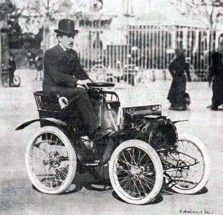 Louis Renault, a francia autógyáros az első autójával 1903-ban