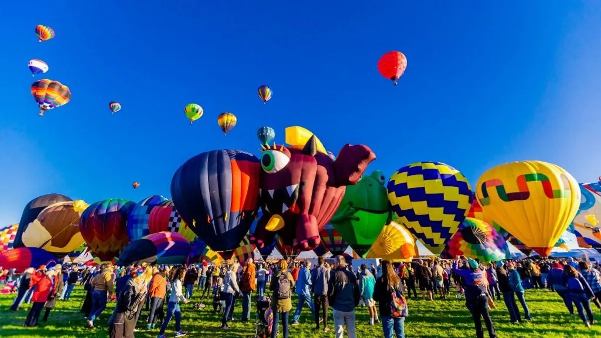 Több száz hőlégballon emelkedett a magasba Új-Mexikóban - videó