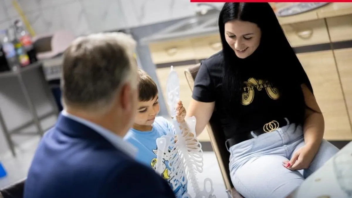 Orbán Viktor meglátogatta az SMA-betegséggel küzdő Danikát és családját - képek