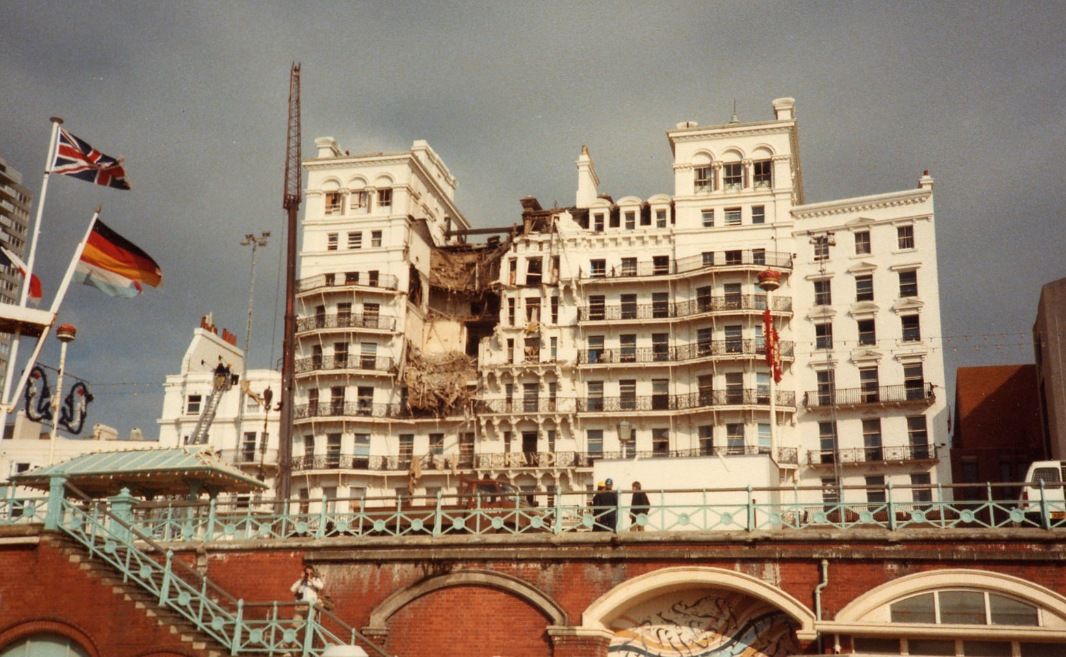 A Grand Hotel Brightonban az IRA bombatámadása után. A fénykép 1984. október 12-én készült, néhány órával a robbanás után