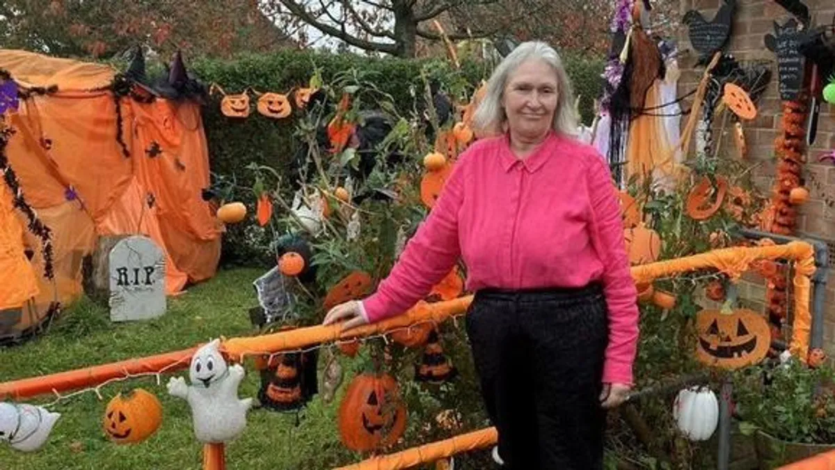 40 éve díszíti halloweenházát egy brit nő - fotó