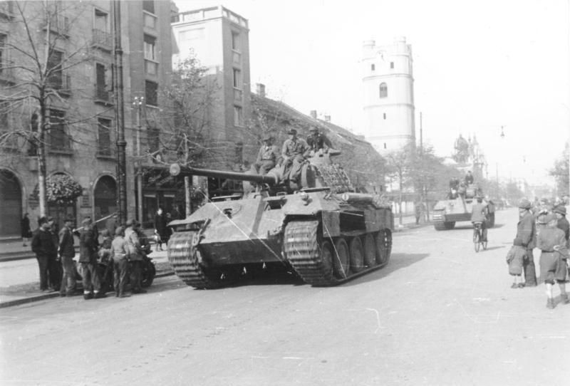 Hortobágyi tankcsata: a német Panther Ausf; harckocsik menetben Debrecenben a Piac utcán. Háttérben a csonkatemplom