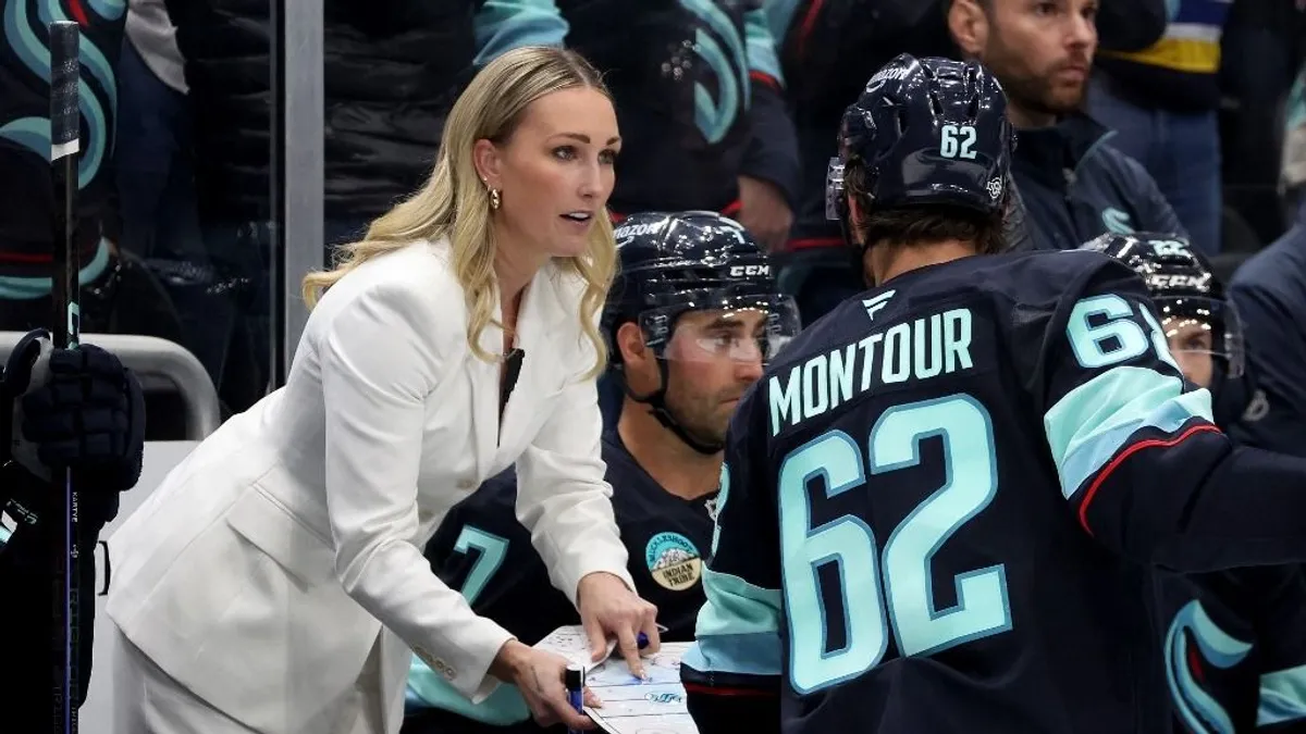 Rendkívül csinos az NHL első női edzője - videó