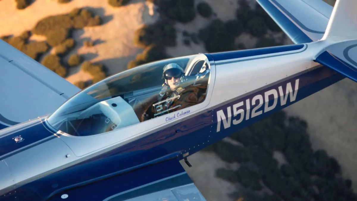 Lezuhant a Top Gun színészeit felkészítő tesztpilóta - videó