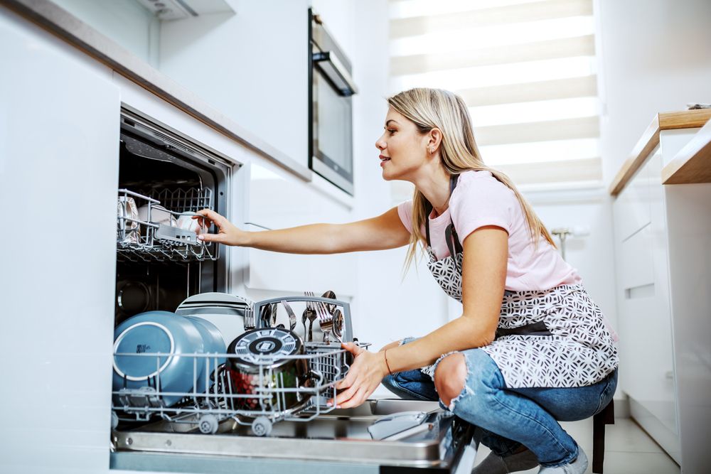 Beautiful,Caucasian,Blond,Housewife,In,Apron,Crouching,In,Front,Of