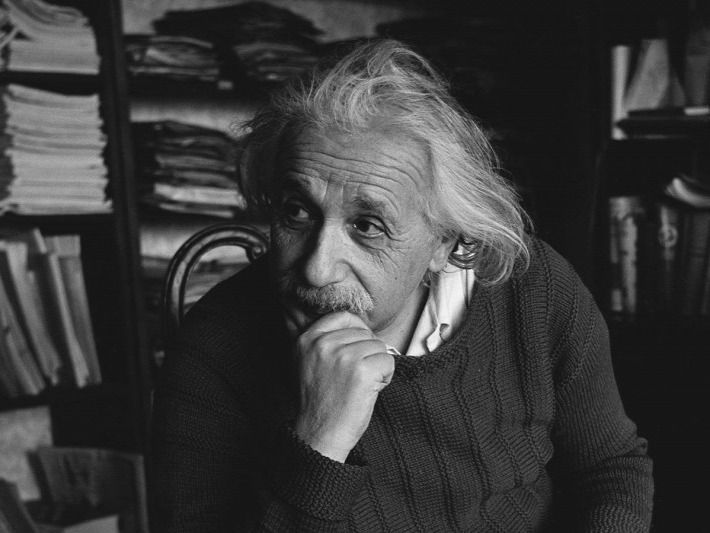 Albert Einstein alkotta meg az általános relativitáselméletet, illetve a téridő fogalmát