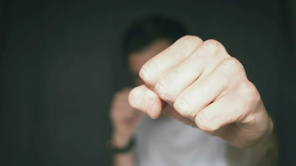 Összevert egy embert Miskolcon; miután kiengedték a rendőrök, rátámadt egy buszsofőrre